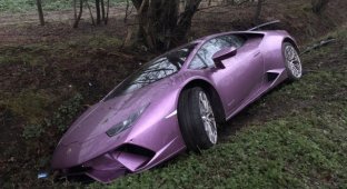 В Лондоне нашли оставленную в кювете Lamborghini (7 фото)