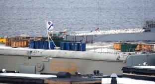Подъемный кран с плавучего дока ПД-50 на полетной палубе "Адмирала Кузнецова (7 фото)