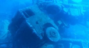 Как выглядят грузовики, спустя 40 лет после кораблекрушения парома в Средиземном море (17 фото)