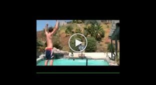 Баскетбольные трюки в бассейне