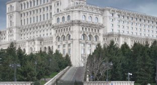 Дворец диктатора Чаушеску - гигант в Бухаресте (17 фото)