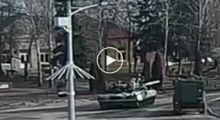 Русский оккупант упал с танка, когда тот разворачивался