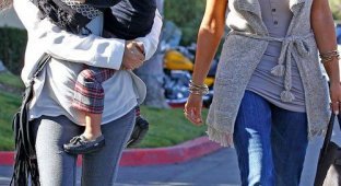 Ким Кардашьян гуляет со своей сестрой Кортни и племянником (6 Фото)