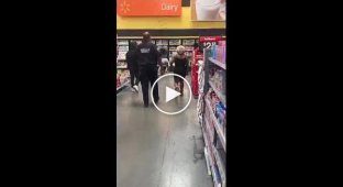 Чернокожие девушки забили стрелку в супермаркете