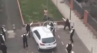 Группа полицейских против одного мигранта