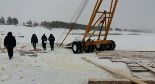 В Иркутской области при попытке достать бензовоз утопили автокран и трактор (4 фото)