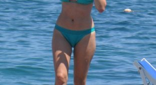 Келли Брук в бикини на пляже (7 Фото)