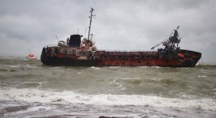 Крушение танкера вблизи Одессы вызвало утечку нефти (1 фото)