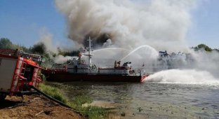 В Нижегородской области загорелся теплоход "Святая Русь" (6 фото + видео)
