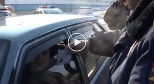 В Кемерове водитель протащил инспектора несколько метров
