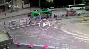 В Екатеринбурге женщина перепутала педали и сбила несколько человек на остановке