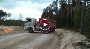 Водитель грузовика мастерски развернулся на узкой дороге