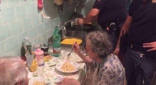 Римские полицейские приготовили ужин для одиноких пенсионеров (2 фото)
