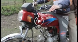 Папа учит дочь ездить на мотоцикле