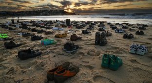 Памятник самоубийцам - 191 пара обуви на австралийском пляже (4 фото)