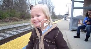 Реакция 3-ех летней девочки на поезд (english)