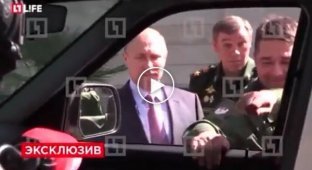 Во время экскурсии для Путина генерал оторвал ручку внедорожника УАЗ