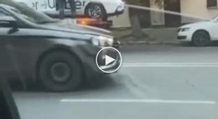 В Ростове-на-Дону пьяный таксист попытался угнать свою машину прямо с эвакуатора (мат)