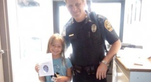 Полицейские вернули девочке плюшевого щенка и подарили книжку о его приключениях (12 фото)