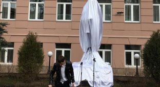 В Москве появился бронзовый памятник Владимиру Жириновскому (4 фото)