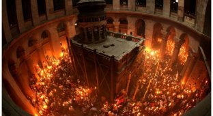 Армянский священник заявил, что ничего мистического в благодатном огне нет (2 фото)