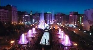 Фонтаны на Майдане в Киеве танцуют под ACDC