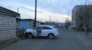 В Беларуси пьяные сотрудники автомойки разбили "Лексус" клиента (3 фото)