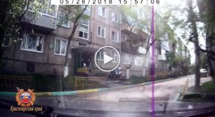 В одном из дворов Красноярска столкнулись кроссовер и юный велосипедист