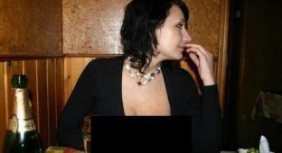 Новый интернет-тренд: девушки показывают грудь в кафе (30 фото)