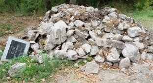 В Тульской области власти решили выровнять дорогу с помощью надгробных плит (9 фото)