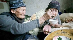 Китаец 46 лет заботится о своём парализованном сыне (6 фото)