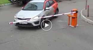В Москве неадекватный водитель гонялся за женщиной и ребенком на арендованной машине
