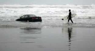 Тетенька на Lexus заехала в океан (18 фото + видео)