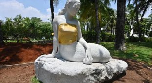 В индонезийском парке скульптурам прикрыли грудь (3 фото)