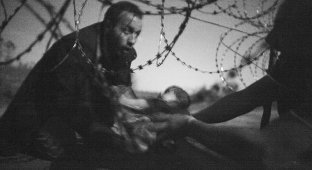 Премию World Press Photo в номинации «Фотография года» получил автор снимка с беженцами (3 фото)