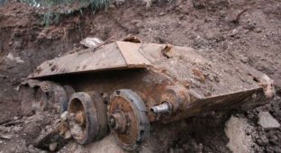 Советский танк Т-34 найден закопанным в Холоне (6 фото)