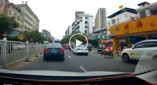 Toyota Camry с газовым оборудованием взорвалась на оживленной улице в Китае