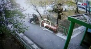 В Воронеже пьяный мужчина издевался над ребенком жены во дворе жилого дома