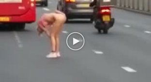 Блондинка с любительским стриптизом на дороге