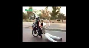Помоему человек забыл как надо ездить на мотоцикле :). Пакистан