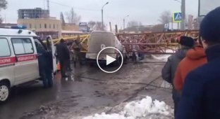 В Омске снова упал башенный кран, есть пострадавшие