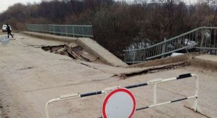 Третий за два месяца мост обрушился в Приморье (4 фото)