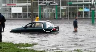 Отчаянный водитель резвится на волнах во время наводнения в Черкассах