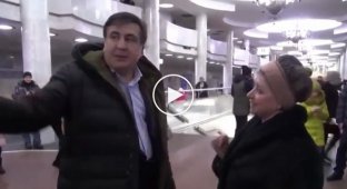 Саакашвили спустился на одну из станций метро и поговорил с горожанами