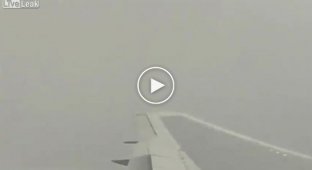 Молния ударила в крыло самолета