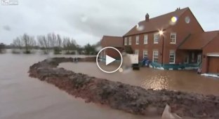 Мужик пытается спасти свой дом от потопа