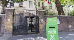 У российского посольства в Великобритании установили коробку для возврата медалей (2 фото)