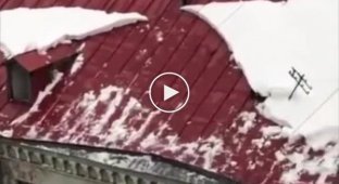 Падение рабочего с крыши дома в Москве