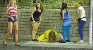 Британки спасают пьяную подругу от студентов-развратников (5 фото)