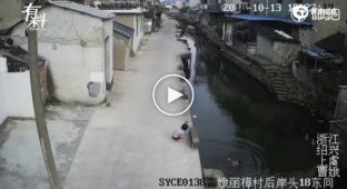 В Китае курьер спас девочку, которая упала в водоем и начала тонуть